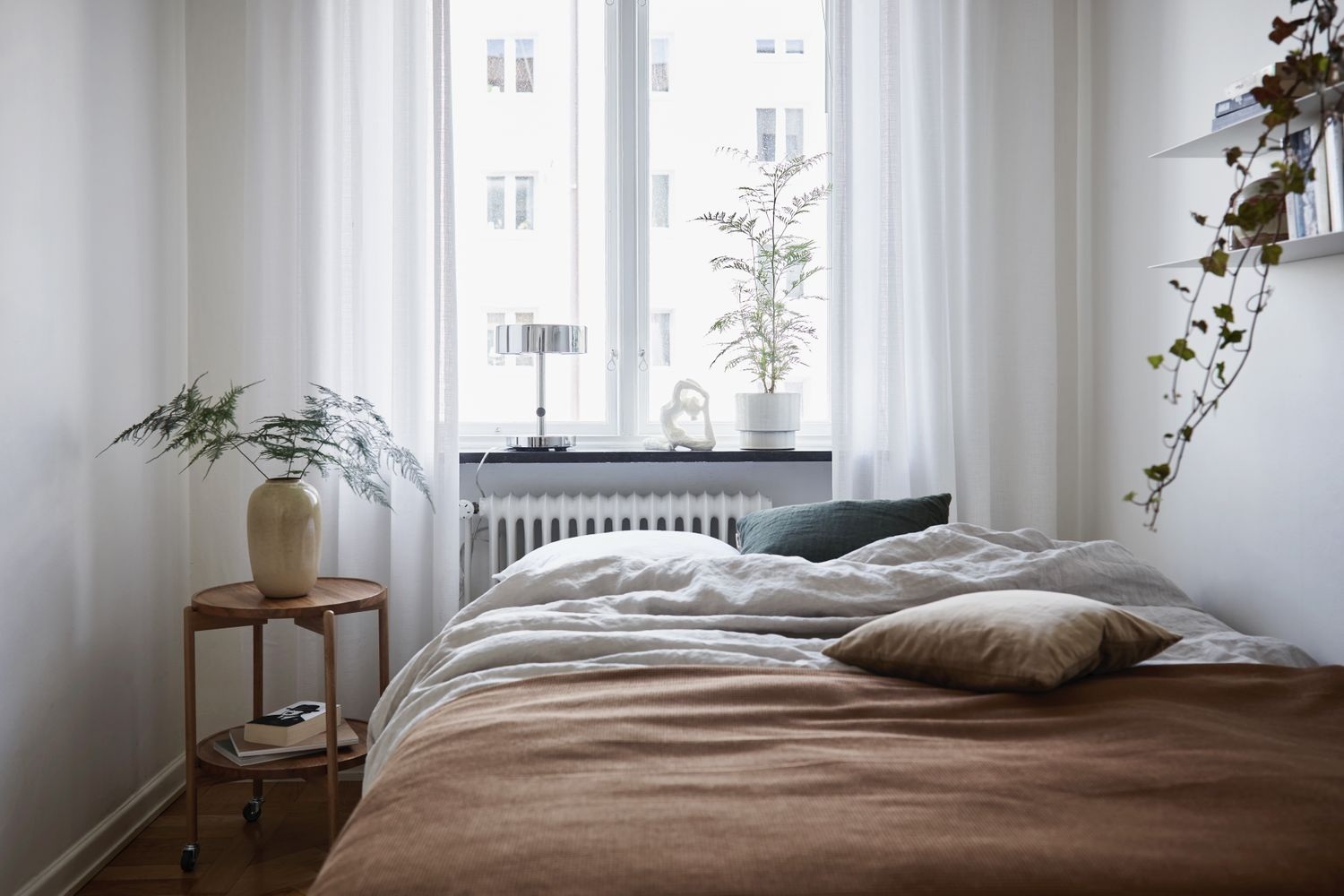 8 mẹo đơn giản biến phòng ngủ nhỏ hóa rộng thênh thang - 1